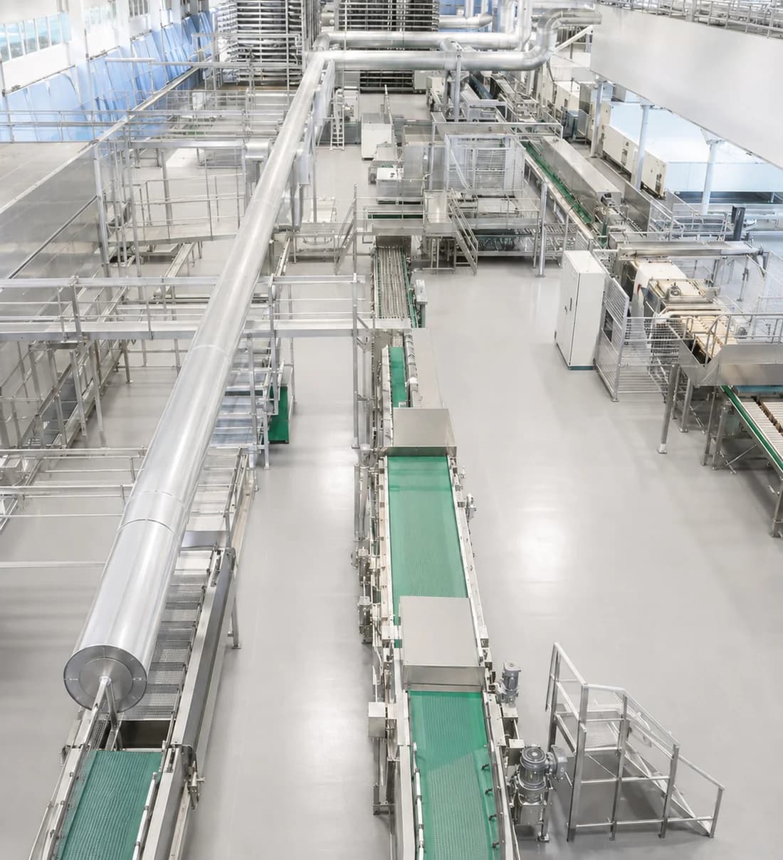 Produktionshalle mit Fördertechnik in einer Backwarenfabrik