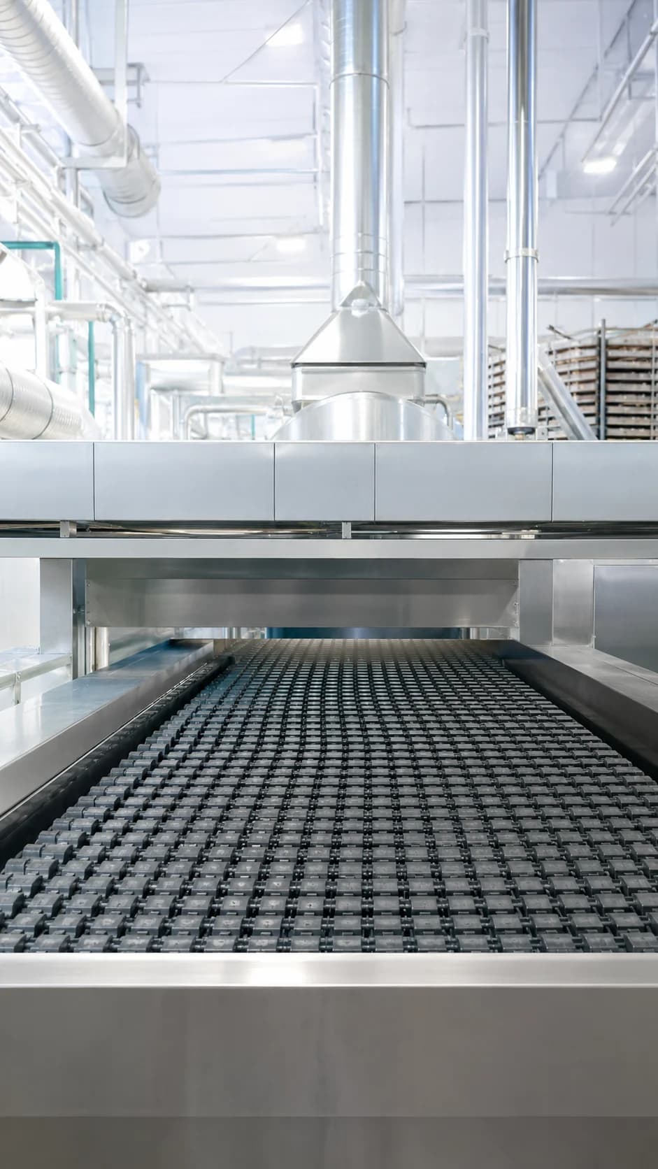 Durchlaufofen einer Industriebäckerei mit Backblechen